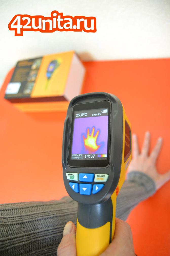 Термальное изображение на экране тепловизора HT-02 на фоне объекта