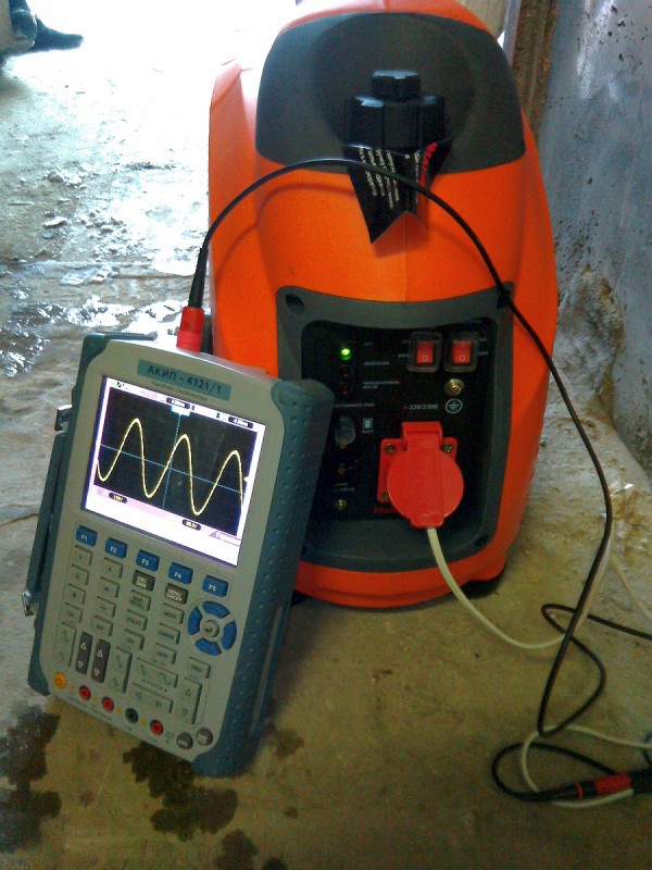 Измерение формы выходного напряжения генератора HAMMER GNR1200i под нагрузкой с помощью осциллографа. Форма сигнала &ndash; синусоидальная.